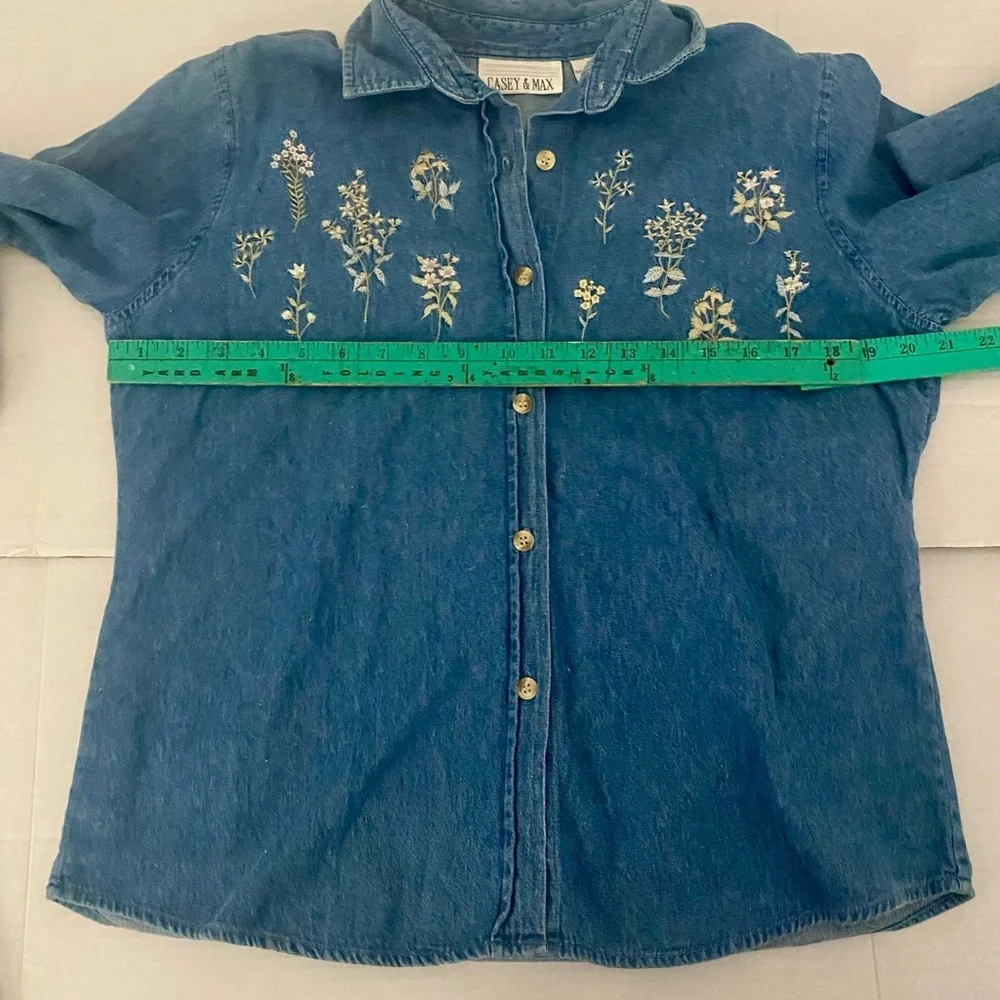 Vintage Casey&Max denim 3/4 sleeve button down with embroidered spring flowers - Picture 6 of 9